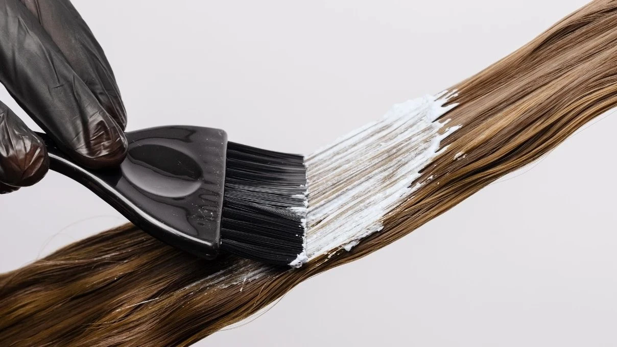 Saçlarınızı evde kolayca 2 ton açabilirsiniz! İşte uzmanlardan yıpratmayan açıcı kullanma teknikleri