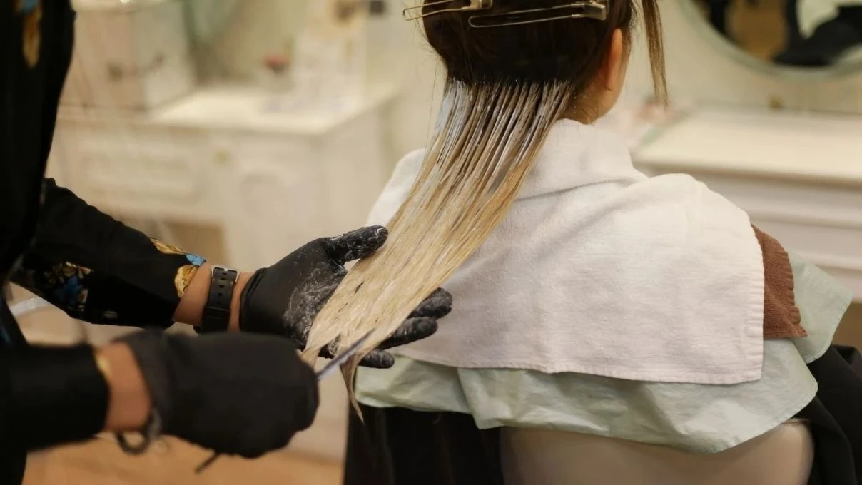 Saçlarınızı evde kolayca 2 ton açabilirsiniz! İşte uzmanlardan yıpratmayan açıcı kullanma teknikleri