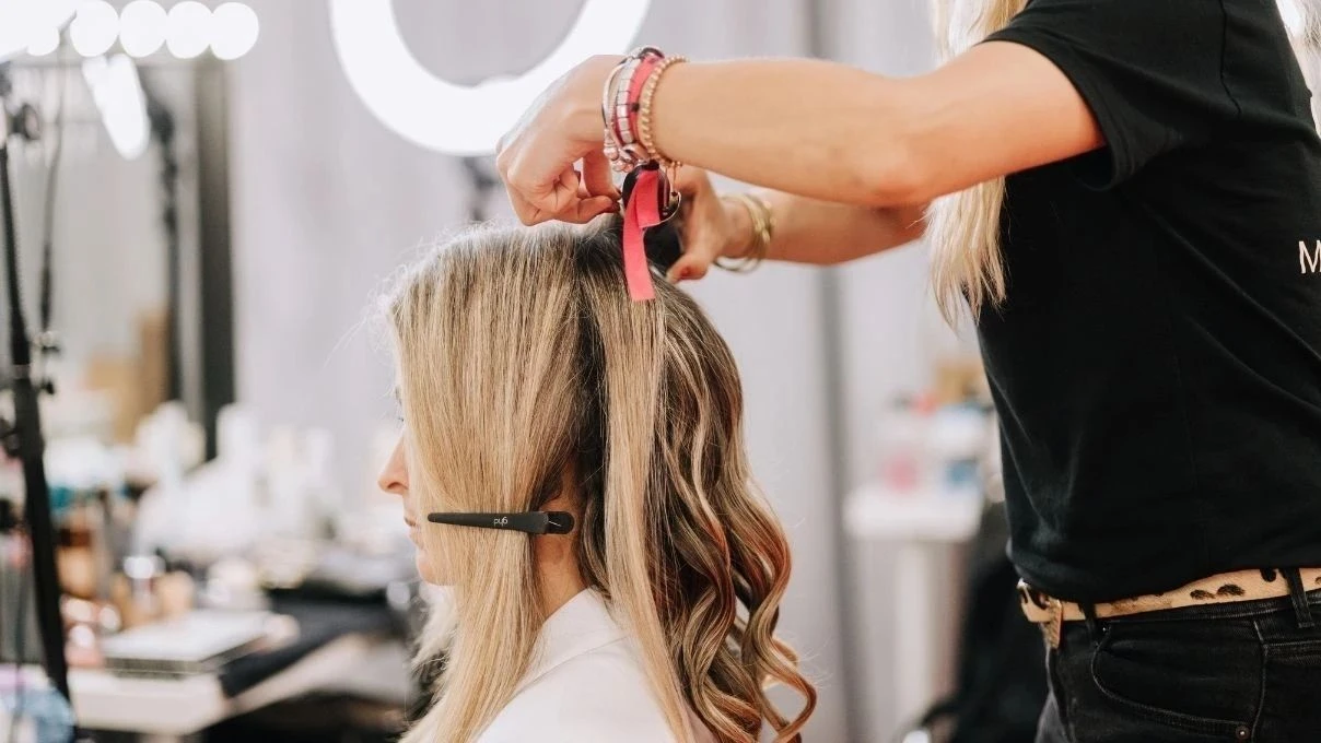 Saçlarınızı evde kolayca 2 ton açabilirsiniz! İşte uzmanlardan yıpratmayan açıcı kullanma teknikleri