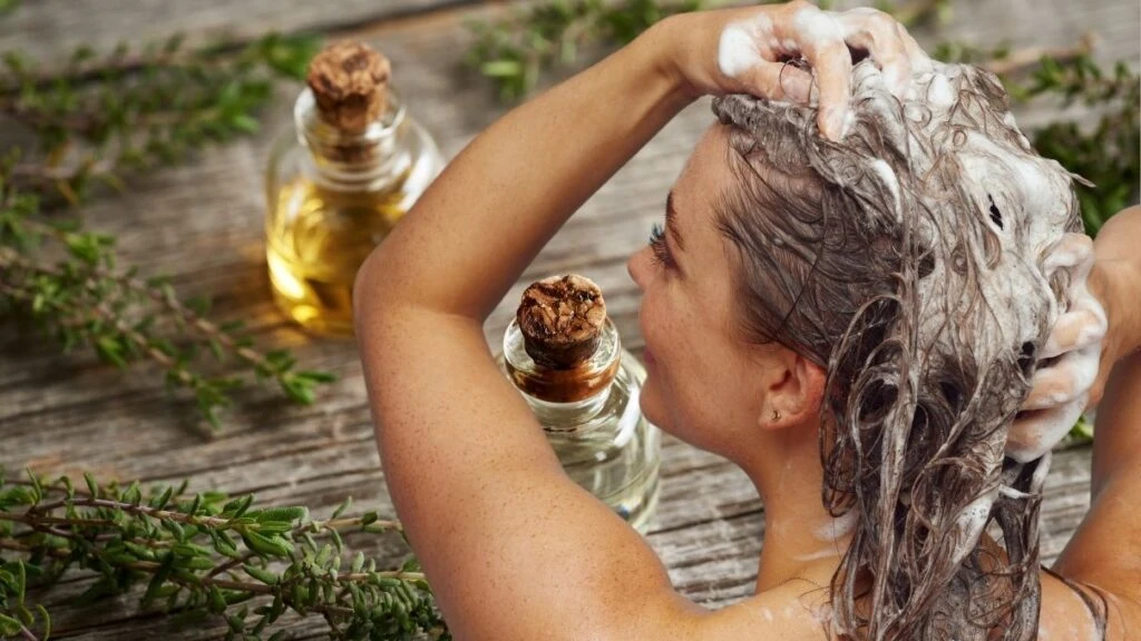 Oluk oluk dökülen saçlara son! Banyo yaparken şampuana ekleyin