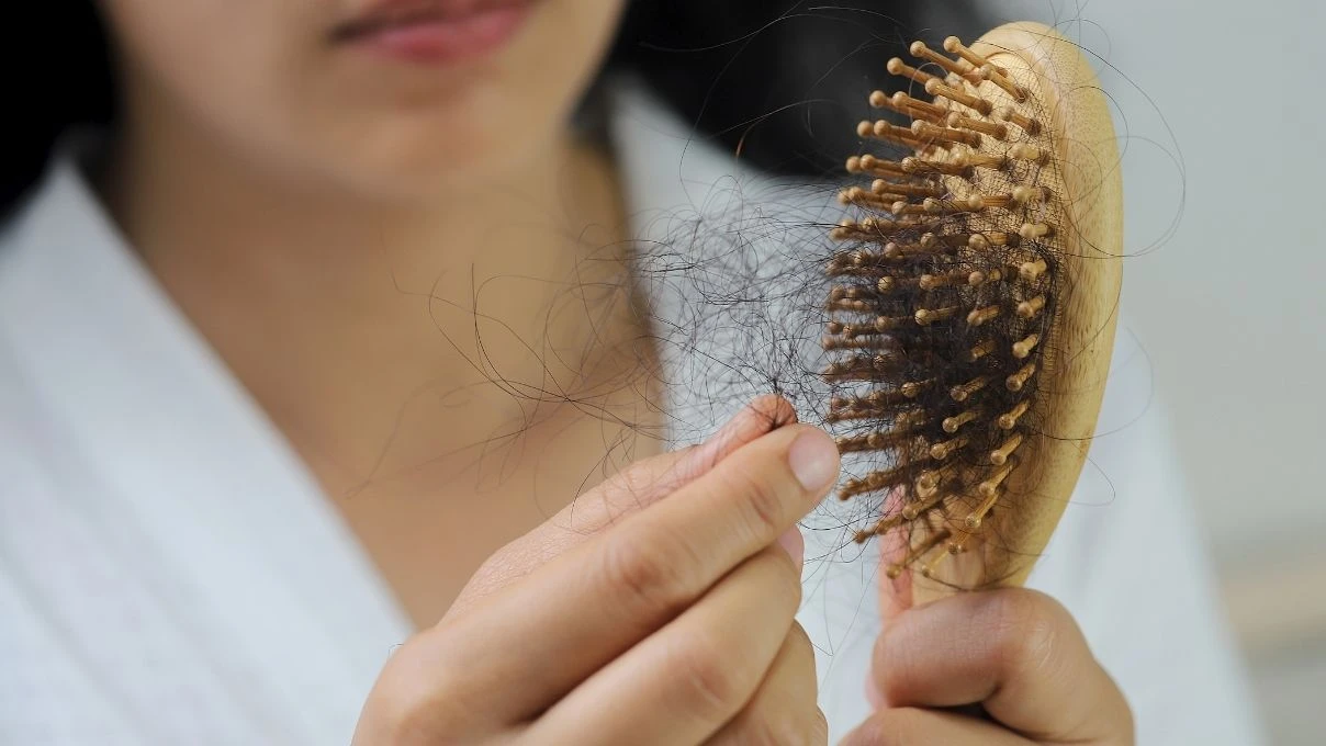 Oluk oluk dökülen saçlara son! Banyo yaparken şampuana ekleyin