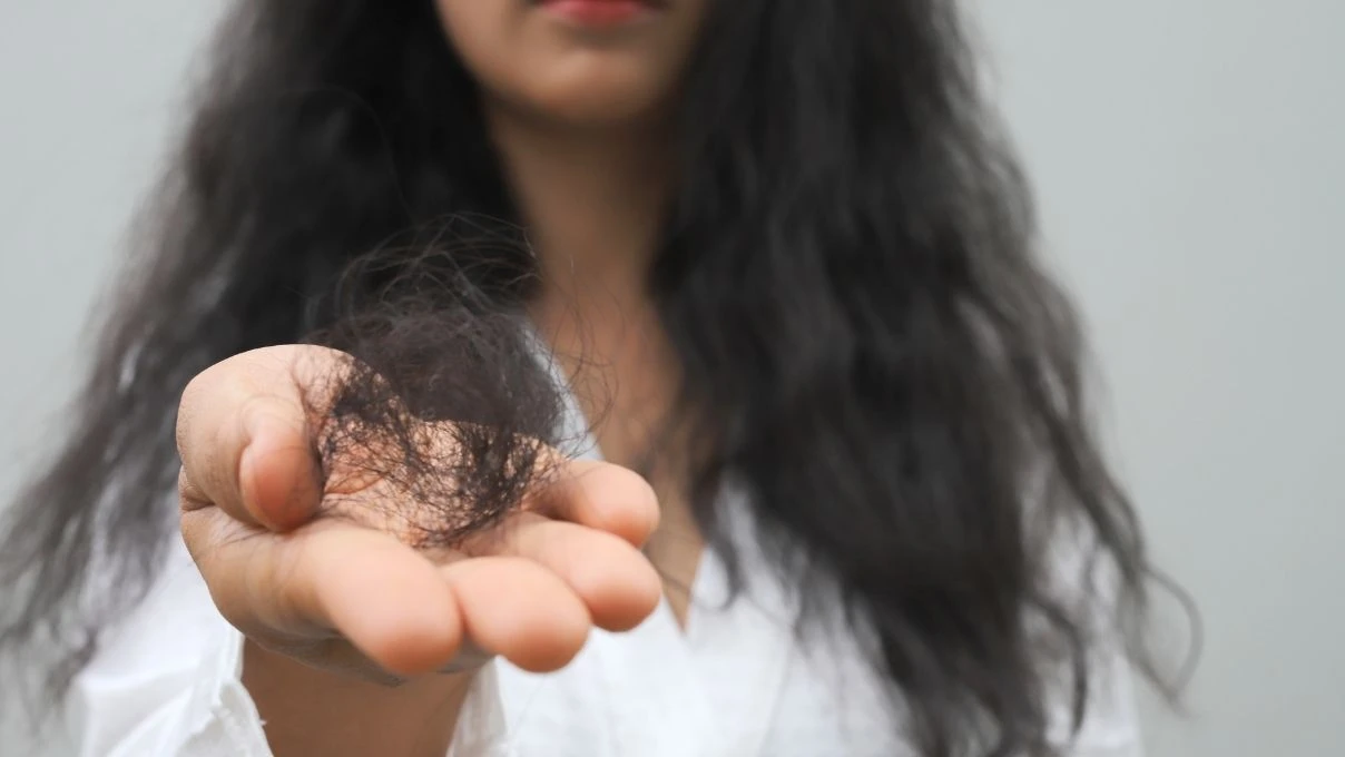 Oluk oluk dökülen saçlara son! Banyo yaparken şampuana ekleyin