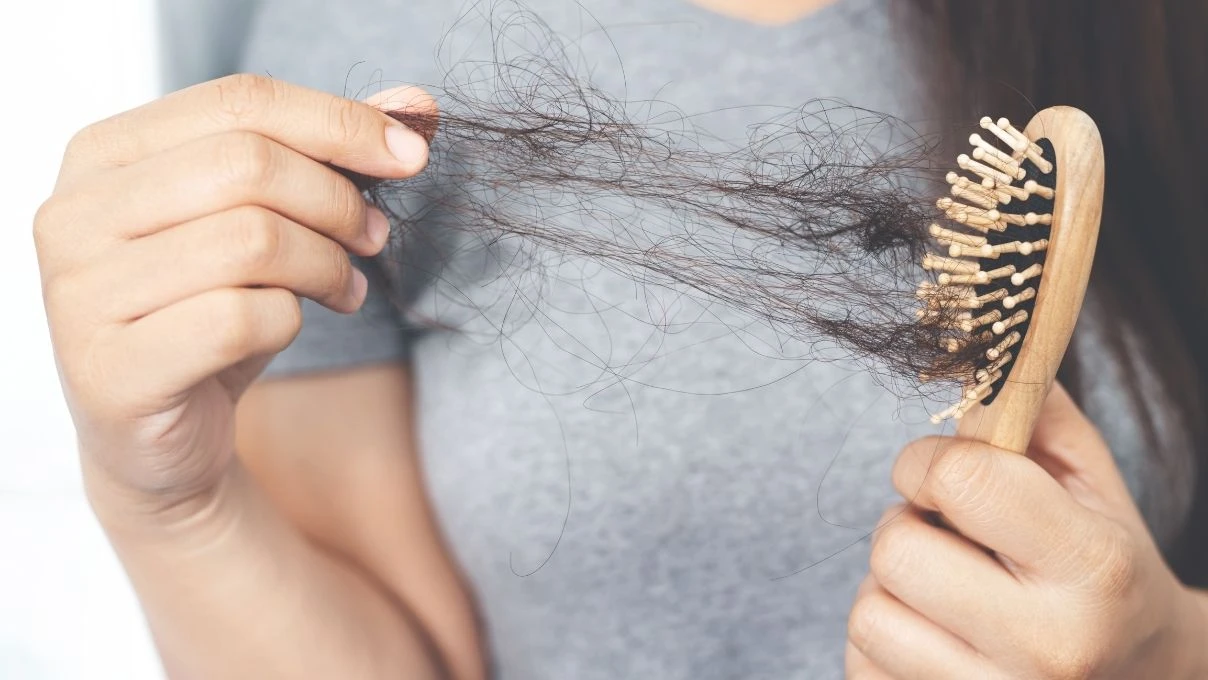 Oluk oluk dökülen saçlara son! Banyo yaparken şampuana ekleyin