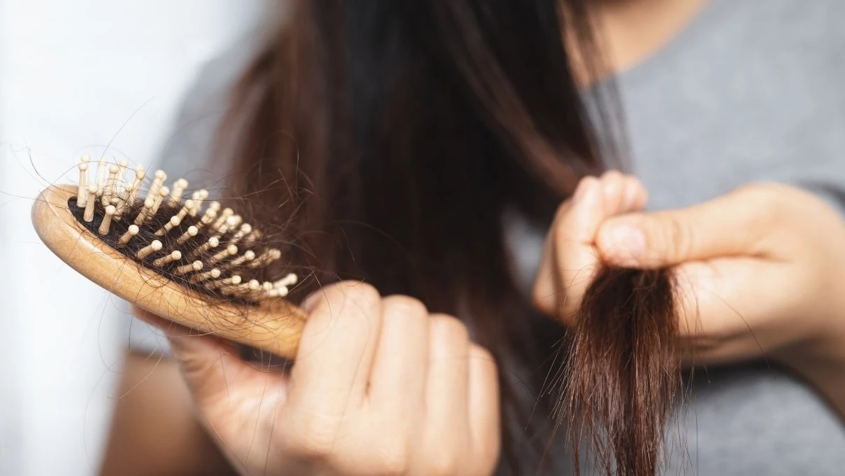 Oluk oluk dökülen saçlara son! Banyo yaparken şampuana ekleyin