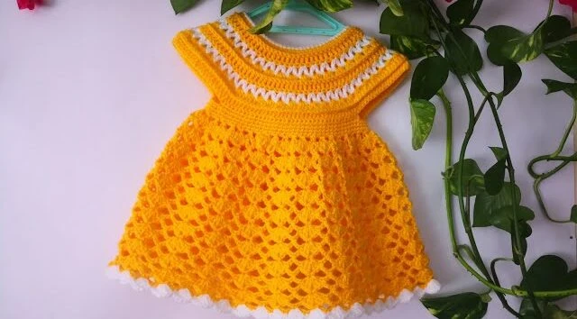 Kız bebekleri için tığ işi kolay örgü modelleri 2026! 7 sddefault e1772363541805