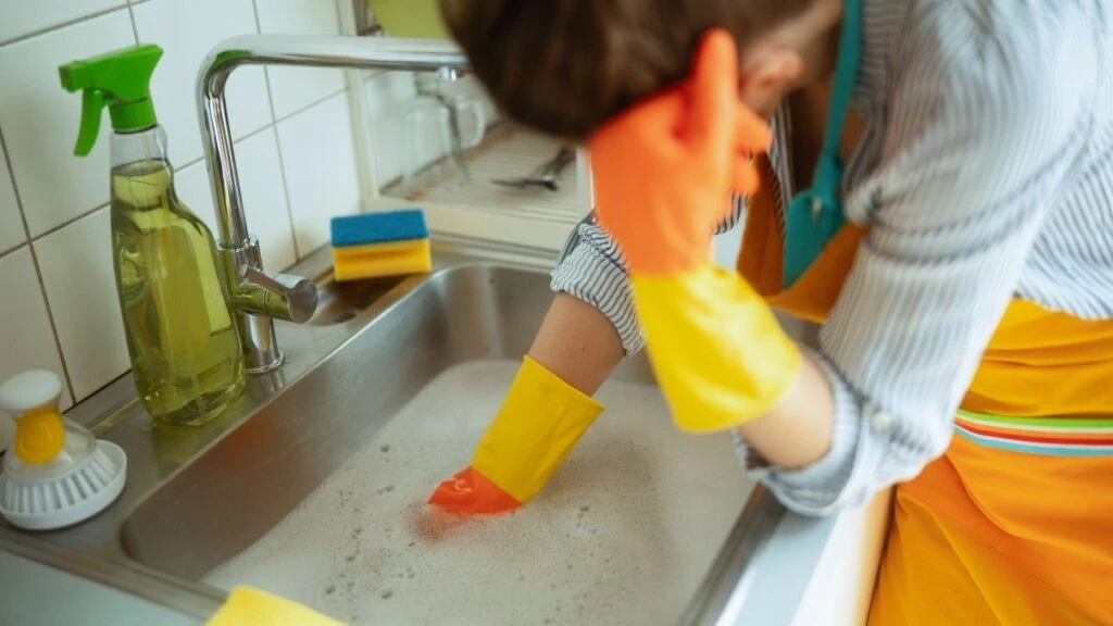 Tesisat ustalarının en büyük sırrı! Tıkanmış lavabolara 5 malzeme