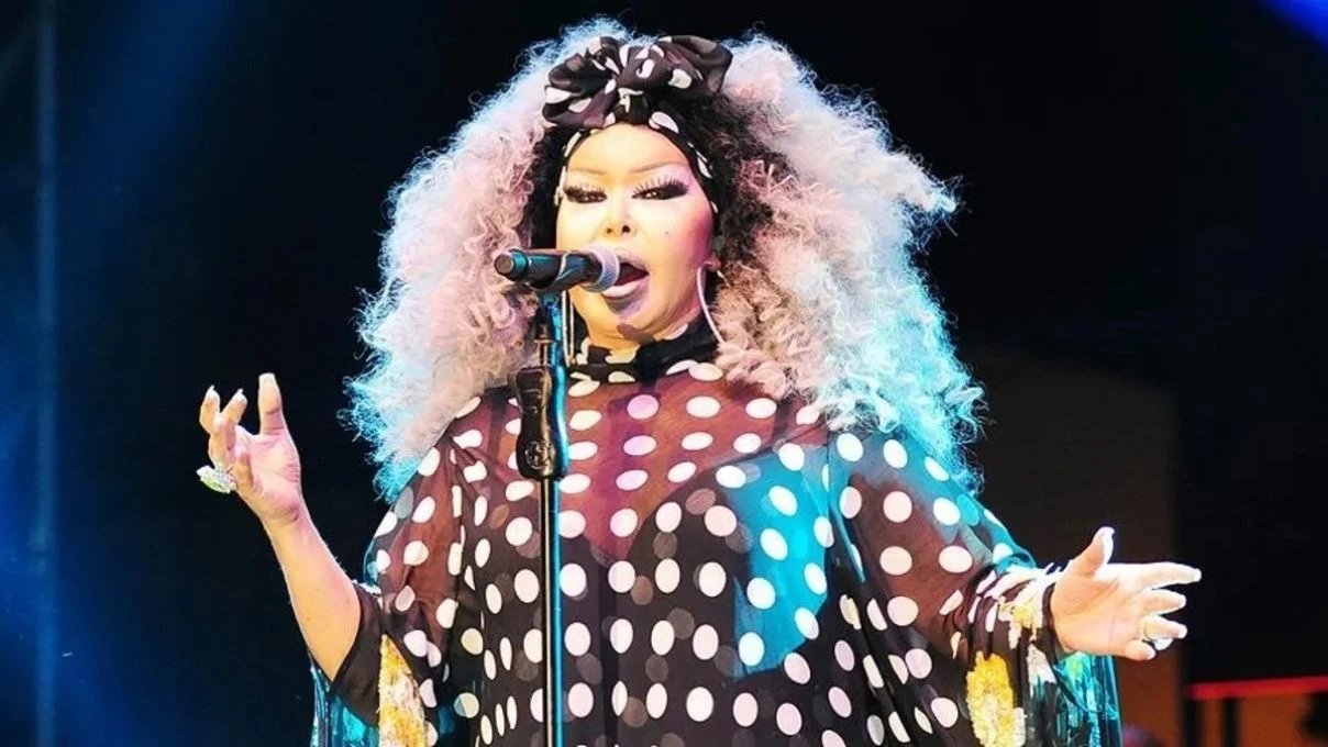 Bülent Ersoy kendini tiye aldı! Muhabirlere bağırdığı anları taklit etti