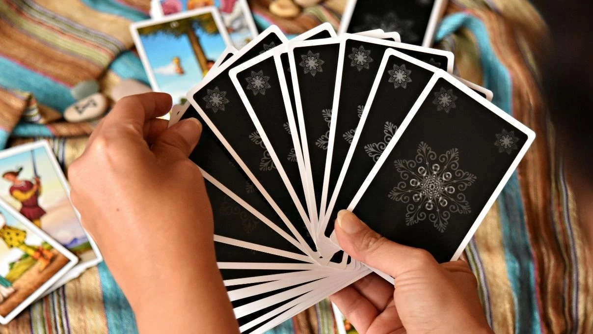 Günlük tarot kart açılımı 9 Nisan 2026! Zihin doluyken kartlar sizin doğru enerjide kalmanıza yardımcı oluyor 6 Günlük tarot kart açılımı 9 Nisan 2026! Zihin doluyken kartlar sizin doğru enerjide kalmanıza yardımcı oluyor