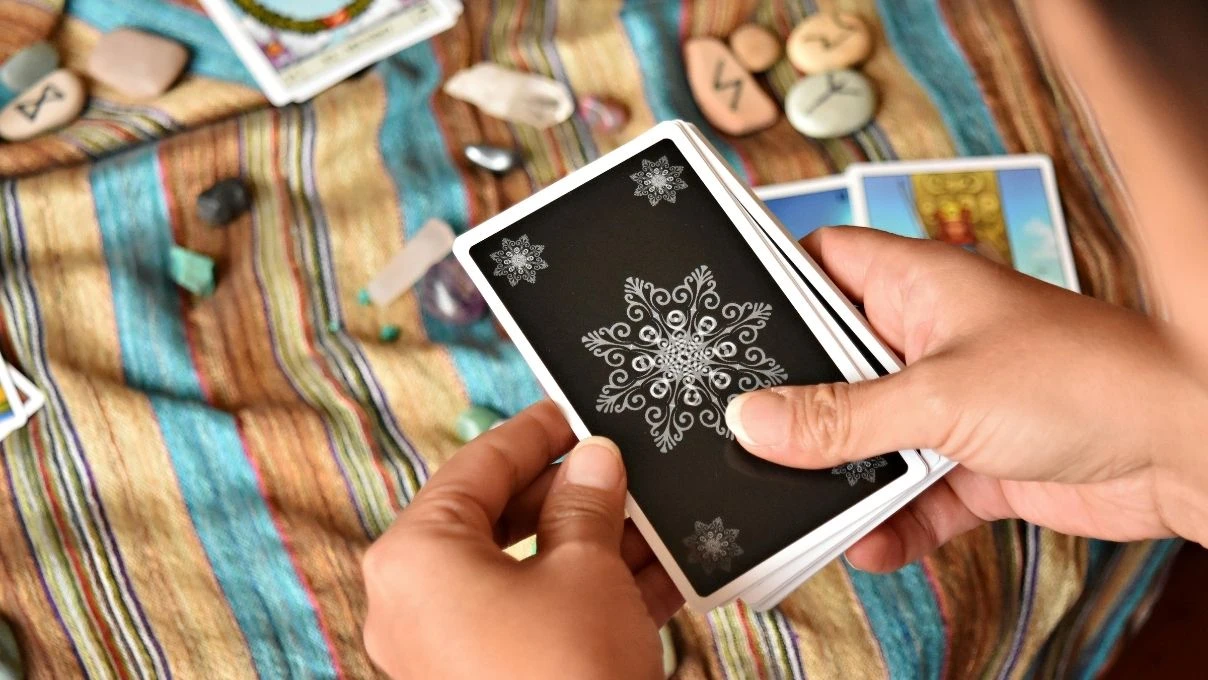 Günlük tarot kart açılımı 17 Nisan 2026! Gezegen kümeleri yeni başlangıçlara neden oluyor
