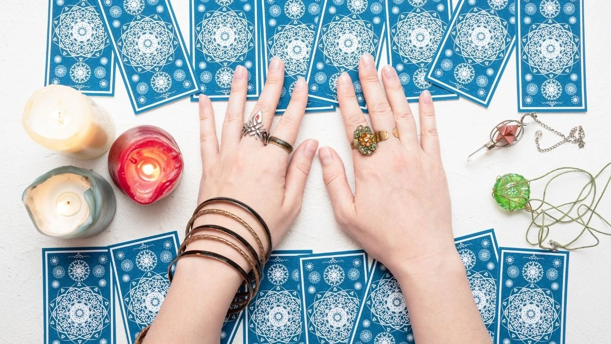 Günlük tarot kart açılımı 21 Nisan 2026! Odak nokta iletişimde yer alıyor