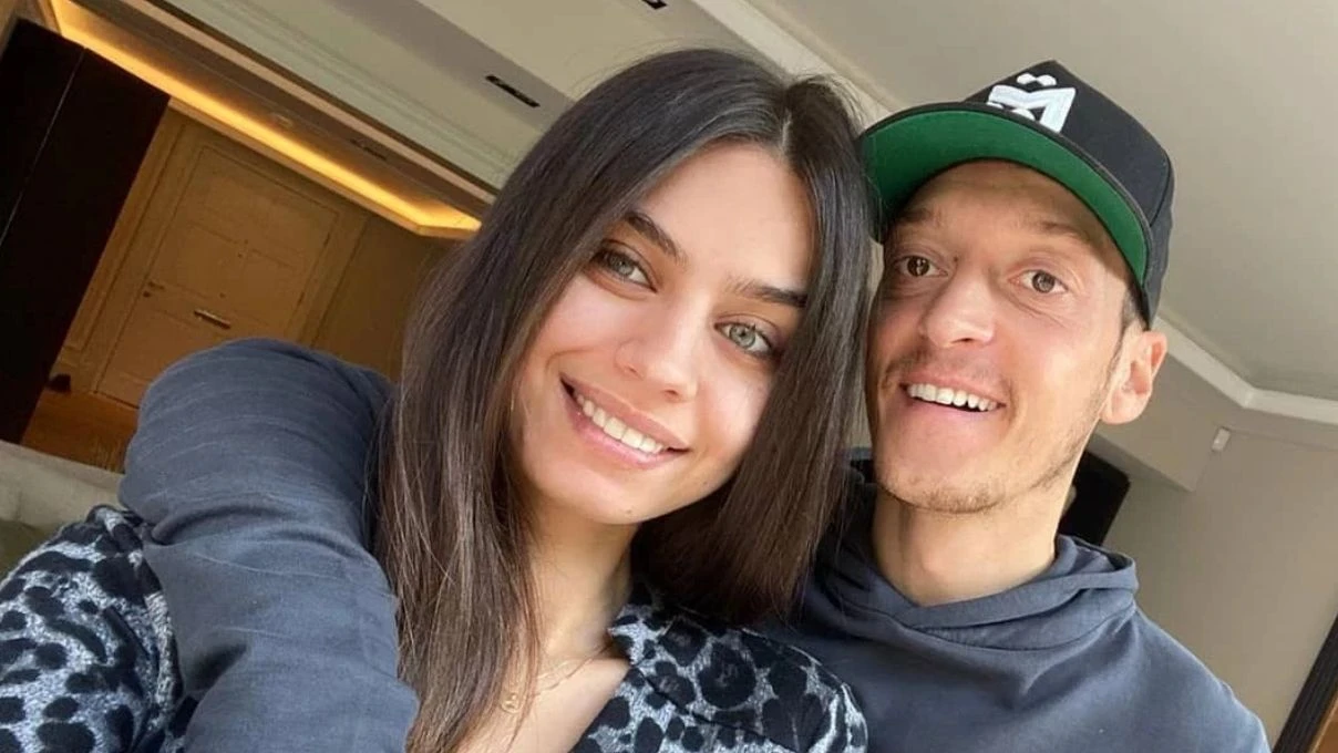 Amine Özil’den bebeğiyle içleri ısıtan kare! Üçüncü kez anne olmuştu!