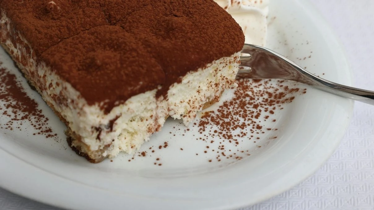 Fırın yok, 10 dakika da hazır! Tiramisu tadında atom tatlı tarifi