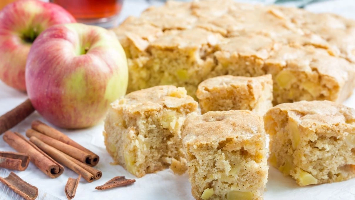 Fırından çıkan en pratik elmalı kek tarifi! Unsuz, sütsüz ve şekersiz 