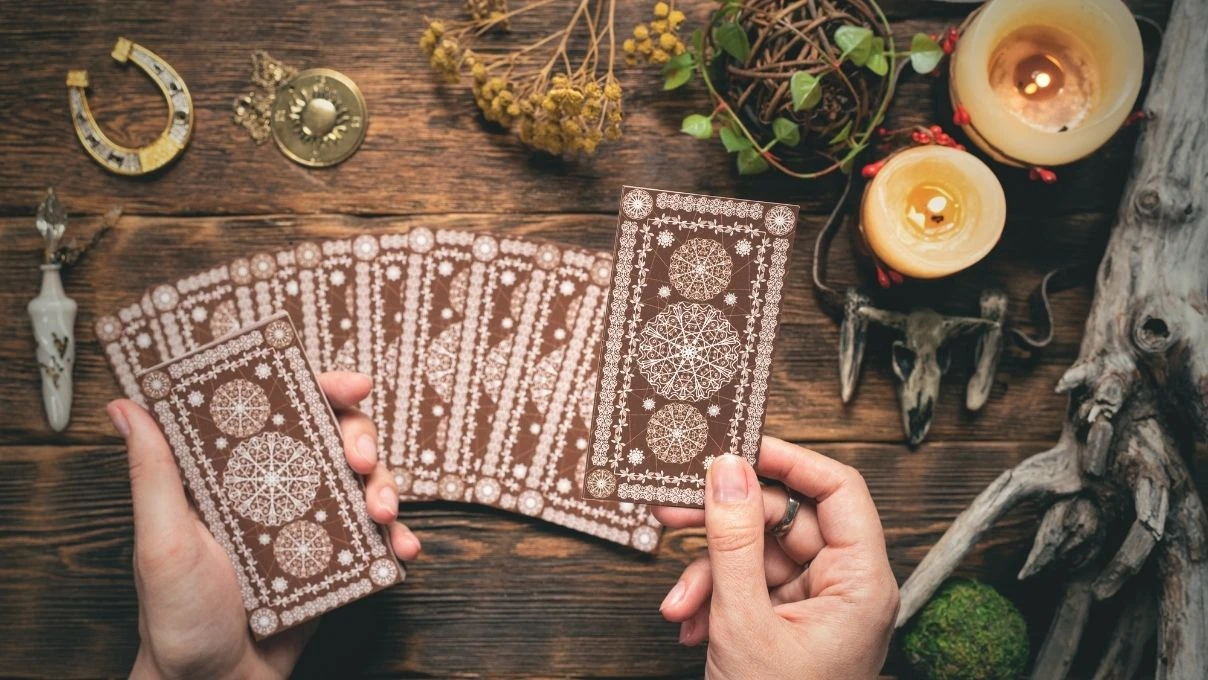 Günlük tarot kart açılımı 25 Nisan 2026! Yüksek ve riskli dönüşümler olacak