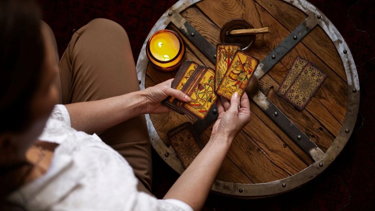 Günlük tarot kart açılımı 29 Nisan 2026! Günün enerjisi dinamiklik veriyor