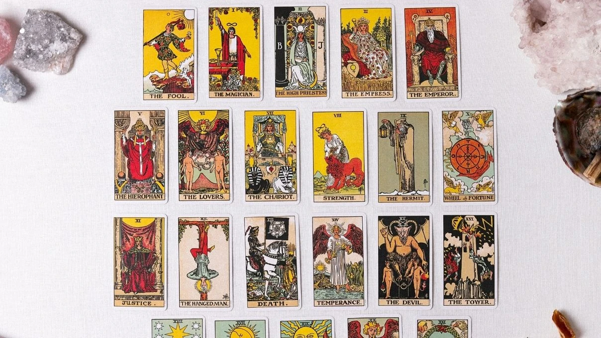 Günlük tarot kart açılımı 29 Nisan 2026! Günün enerjisi dinamiklik veriyor
