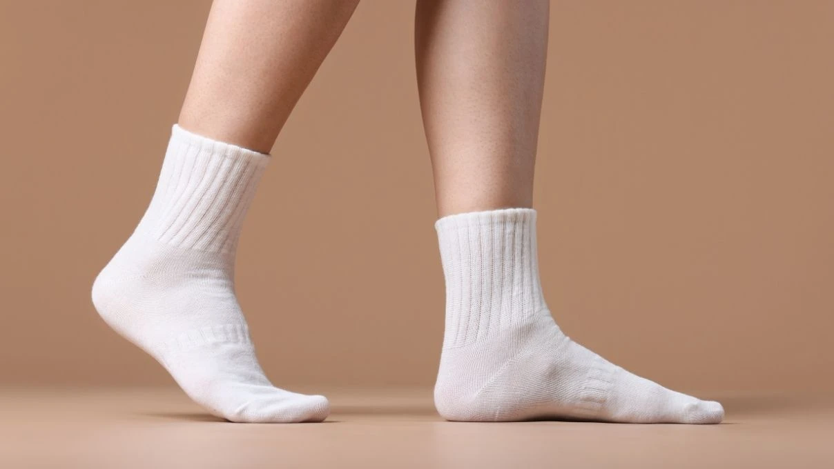 Beyaz çoraplardaki siyah lekeleri tertemiz yapın! İşte o karışım