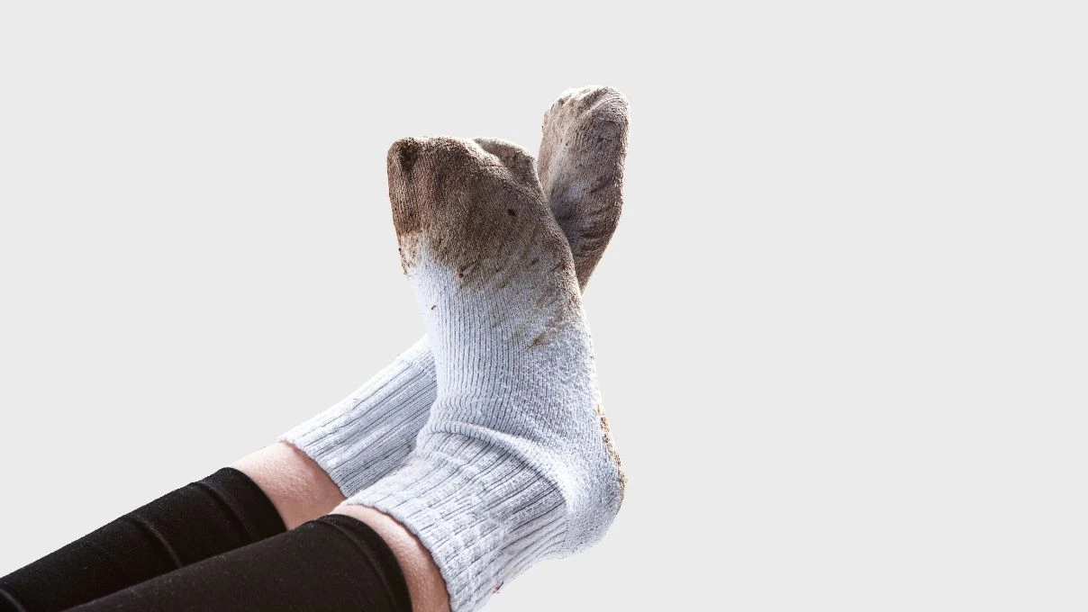 Beyaz çoraplardaki siyah lekeleri tertemiz yapın! İşte o karışım