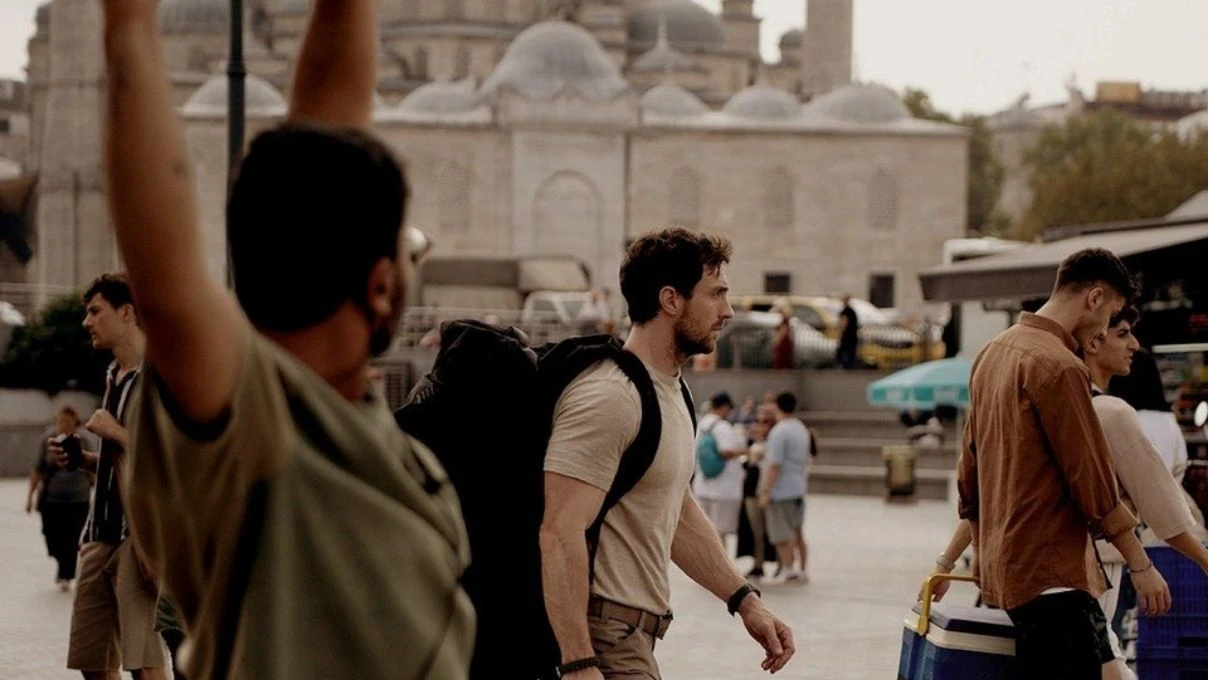 Theo James ve Aaron Taylor-Johnson İstanbul’da! Dünyaca ünlü isimleri Eminönü’ne getiren film