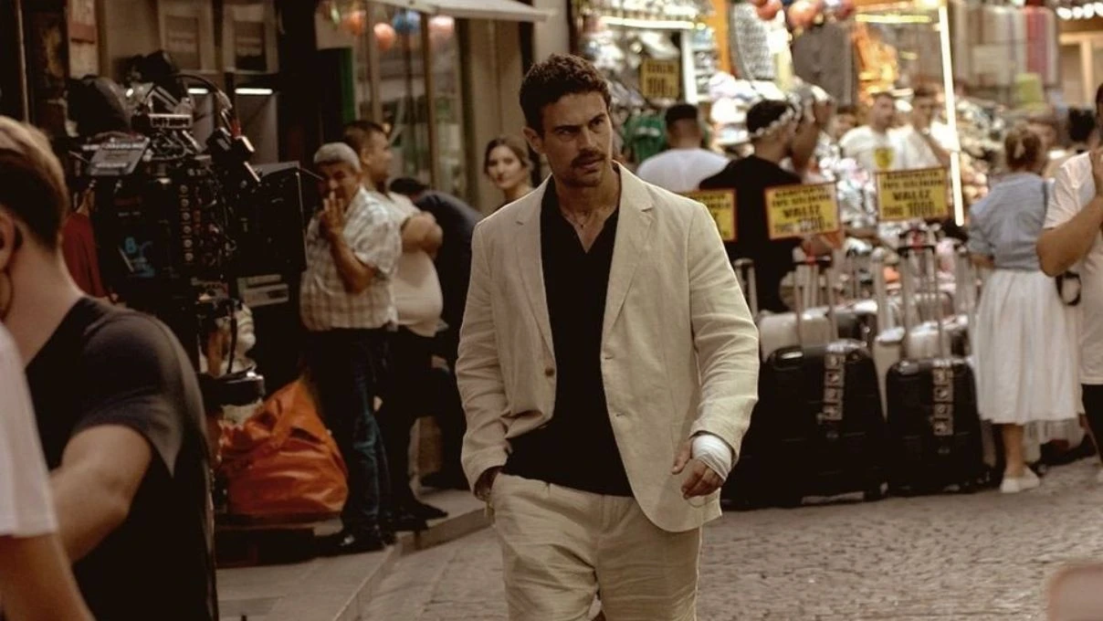 Theo James ve Aaron Taylor-Johnson İstanbul’da! Dünyaca ünlü isimleri Eminönü’ne getiren film