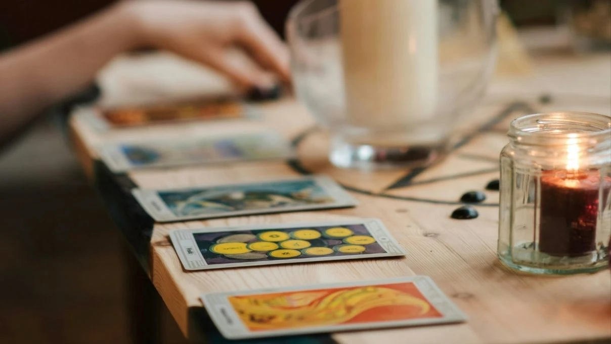 Günlük tarot kart açılımı 1 Mayıs 2026! Enerji yoğun atılımlar gerçek