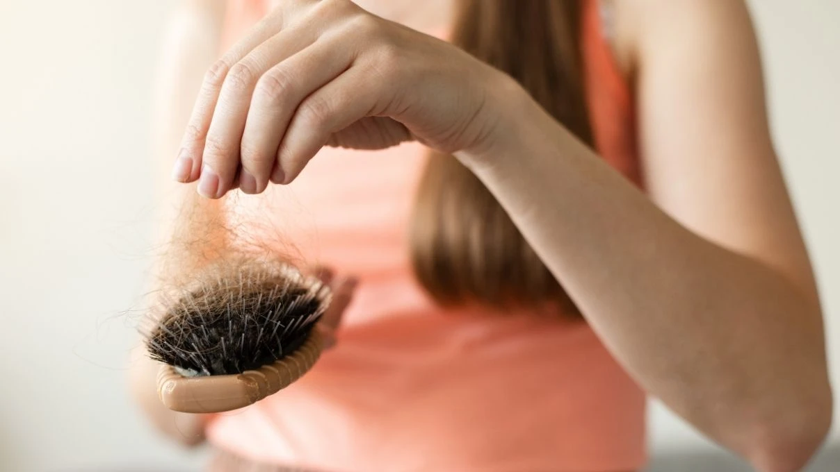 Bahar aylarında saç dökülmesi neden artar? Saç dökülmesini engelleyecek yöntemler