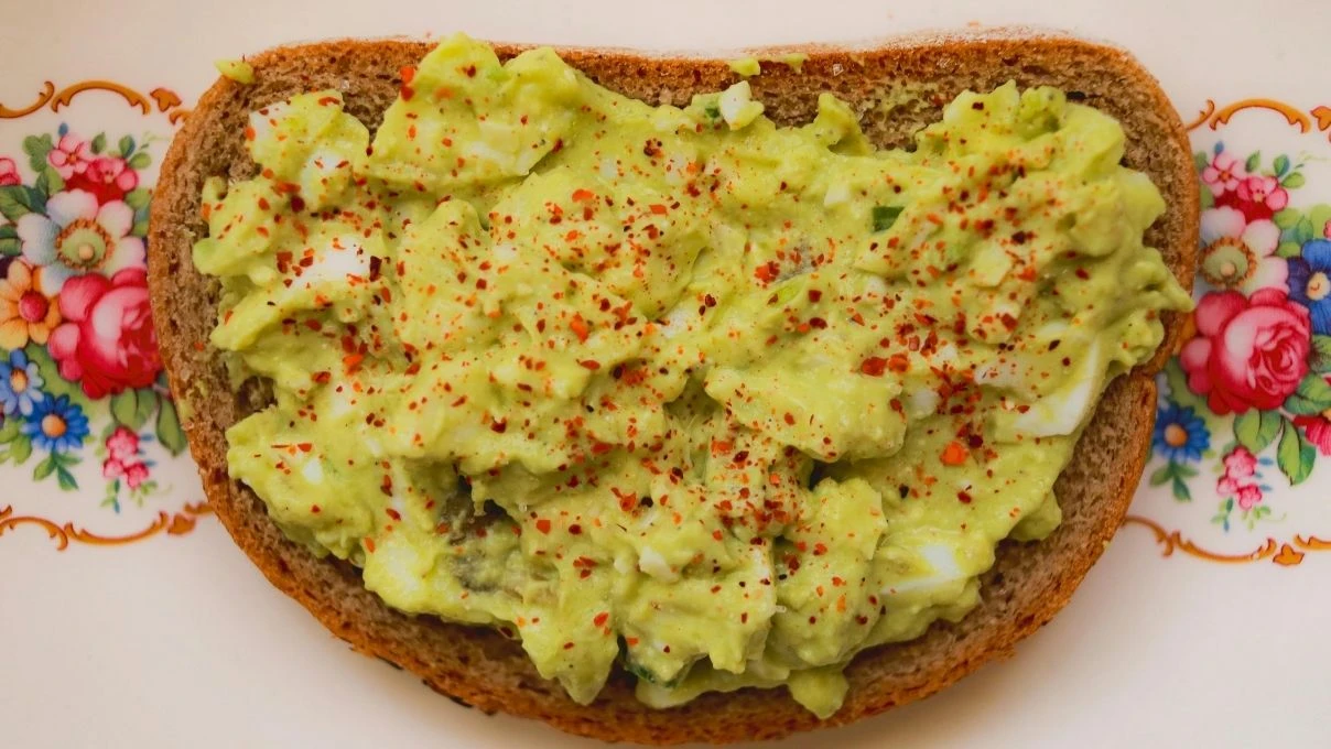Az malzemeli sağlıklı tost tarifi! Avokadoyu hiç böyle yemediniz
