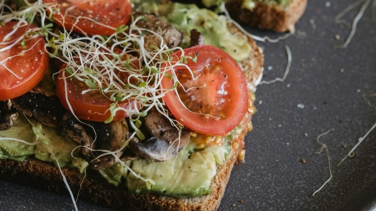 Az malzemeli sağlıklı tost tarifi! Avokadoyu hiç böyle yemediniz
