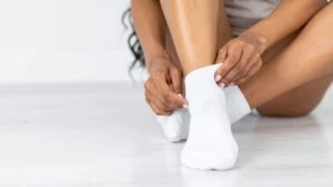 Çorap çıkartırken bileklerdeki izlere dikkat! Vücudunuz su tutuyor