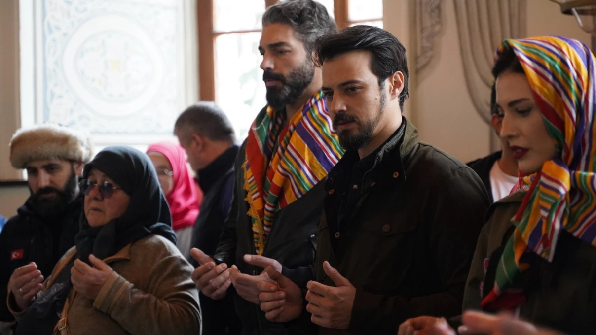 Alina Boz Şükrü Özyıldız Mert... Bursa sokaklarında! Kuruluş Orhan ekibinden anlamlı etkinlik 7 Asli 2026 04 05T135345.918