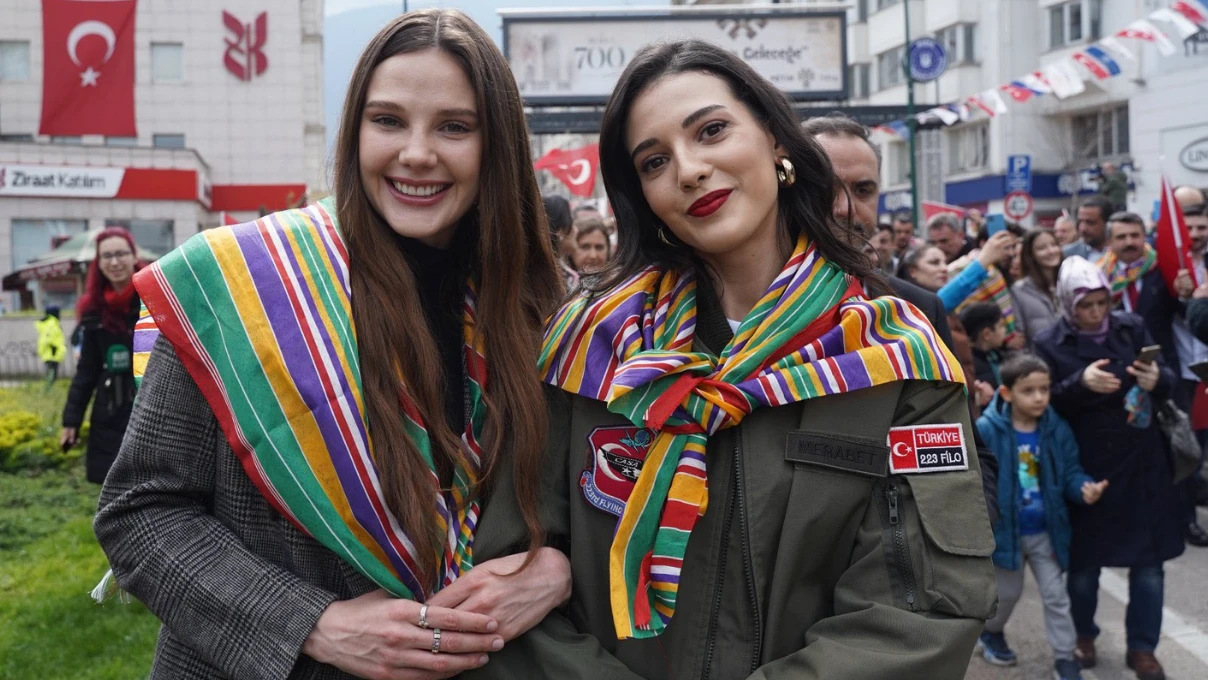 Alina Boz Şükrü Özyıldız Mert... Bursa sokaklarında! Kuruluş Orhan ekibinden anlamlı etkinlik 4 Asli 2026 04 05T135657.947