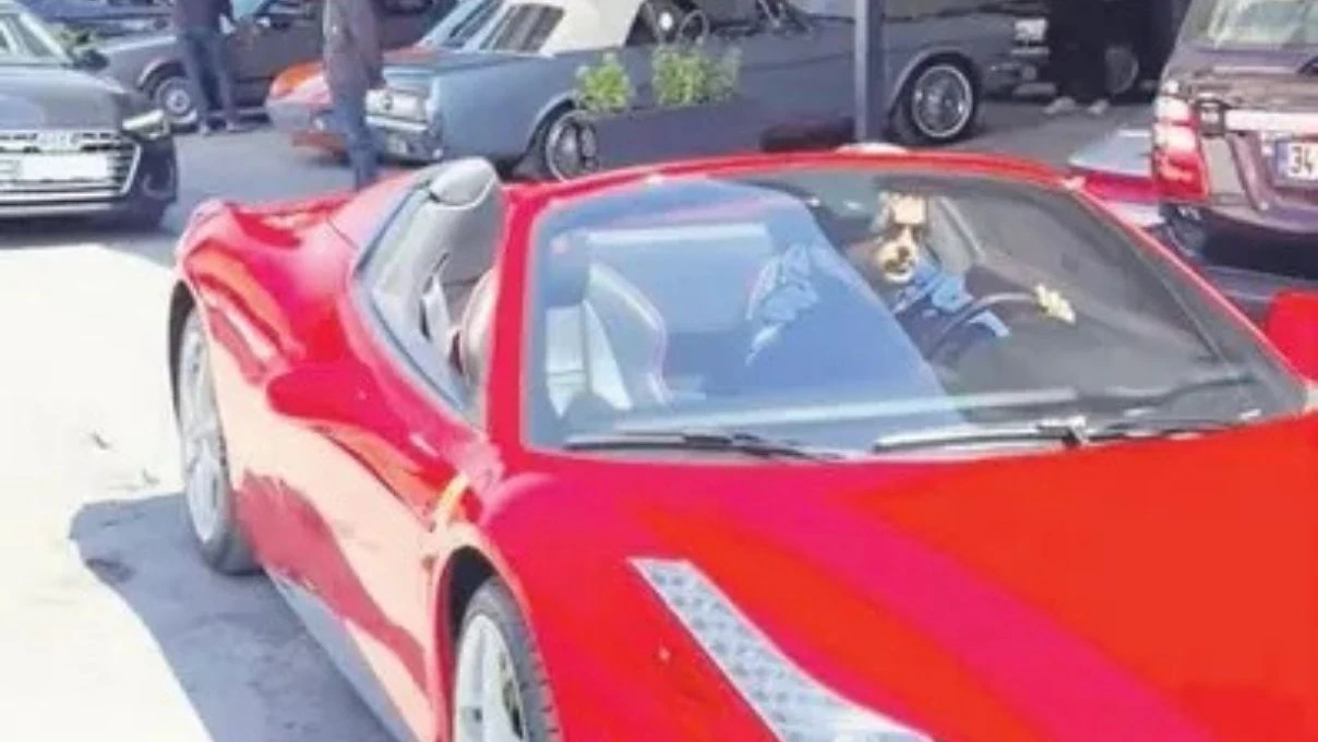 Burak Özçivit milyonluk arabasını sanayideki ustalara emanet etti! Ünlü oyuncu aracın iç tasarımını değiştirdi