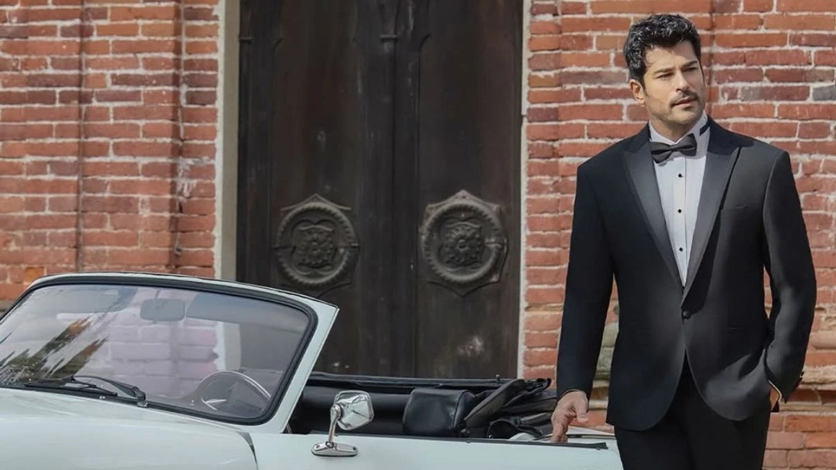 Burak Özçivit milyonluk arabasını sanayideki ustalara emanet etti! Ünlü oyuncu aracın iç tasarımını değiştirdi