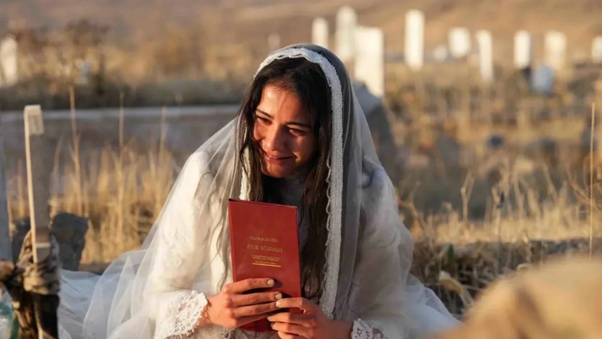 Sevdim Sensin dizisinin Dicle’si Helin Kandemir’den samimi açıklama! “Gülümseyen bir ekip görmek mutlu ediyor”