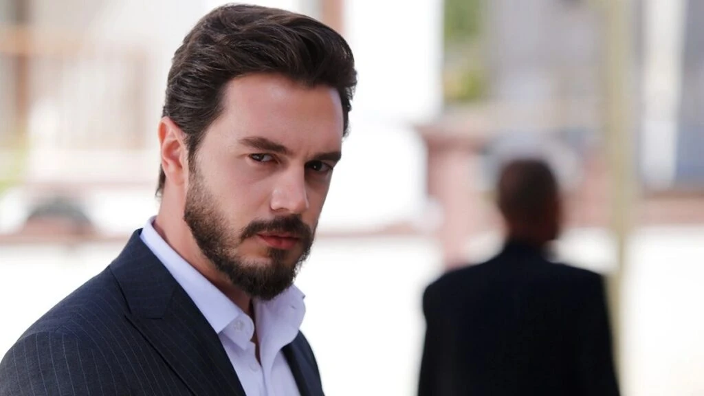 Ismail Ege Sasmaz kardesi ve babasiyla kamera karsisina gecti Onbesliler dizisinden o kareler