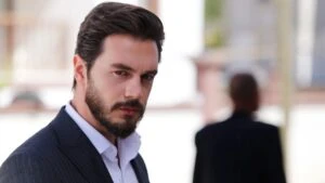 Ünlü oyuncu babası ve kardeşiyle kamera karşısına geçti!