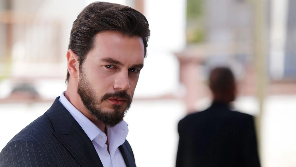 Ismail Ege Sasmaz kardesi ve babasiyla kamera karsisina gecti Onbesliler dizisinden o kareler