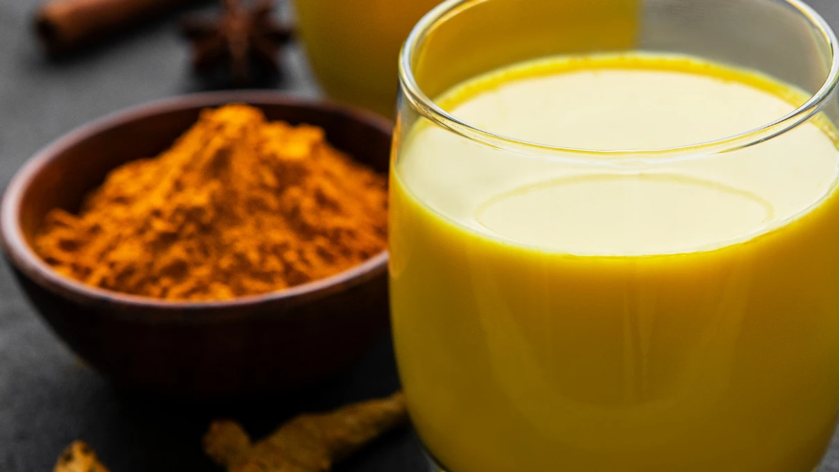 Sabahları aç karnına içilen altın süt! Bağırsakları ve zihni çalıştırıyor 4 altin sut 1