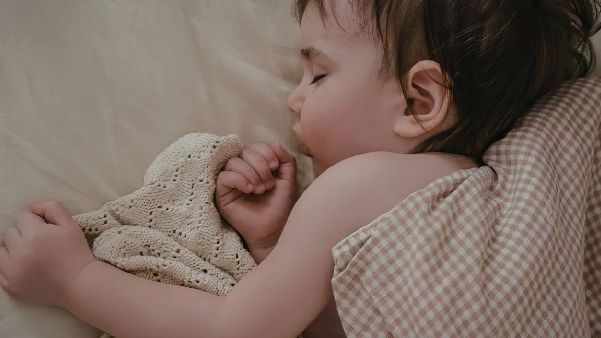 Annelerin yaptığı uyku hatası! Bebeklerin uyku düzenine dikkat