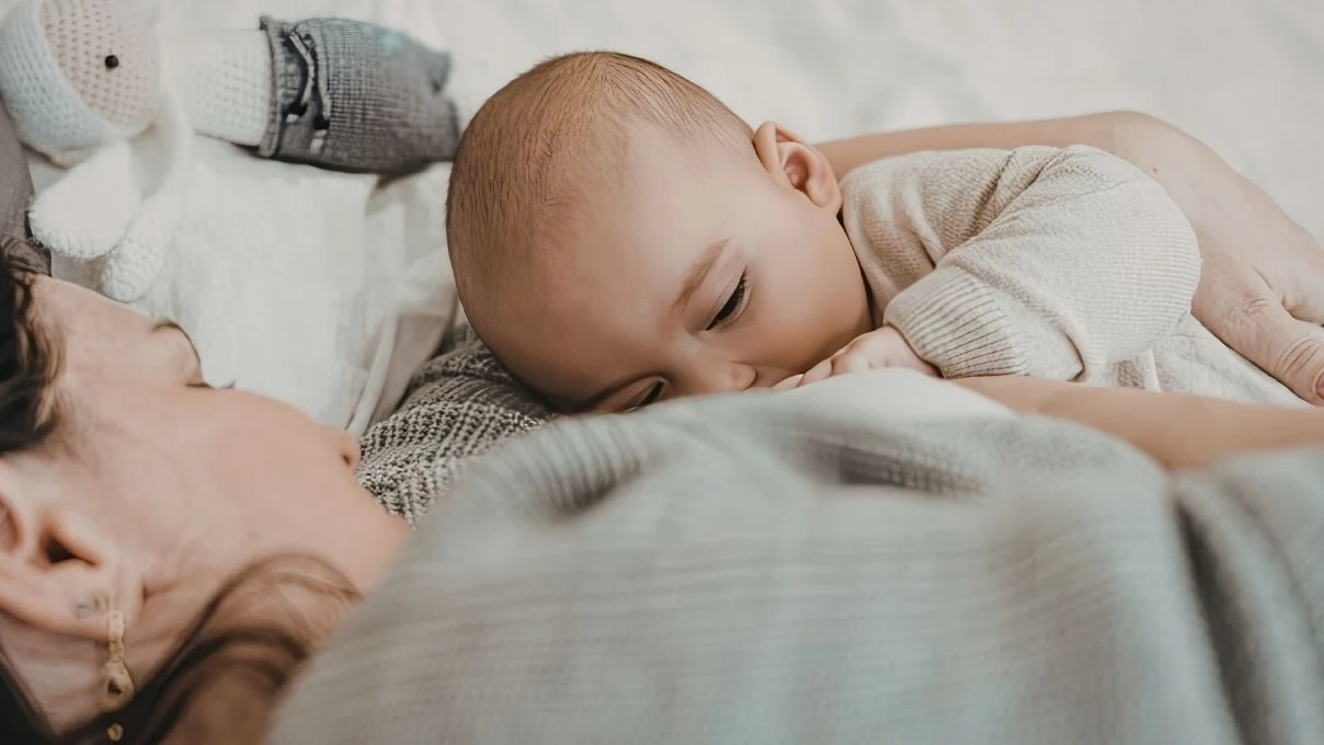 Annelerin yaptığı uyku hatası! Bebeklerin uyku düzenine dikkat