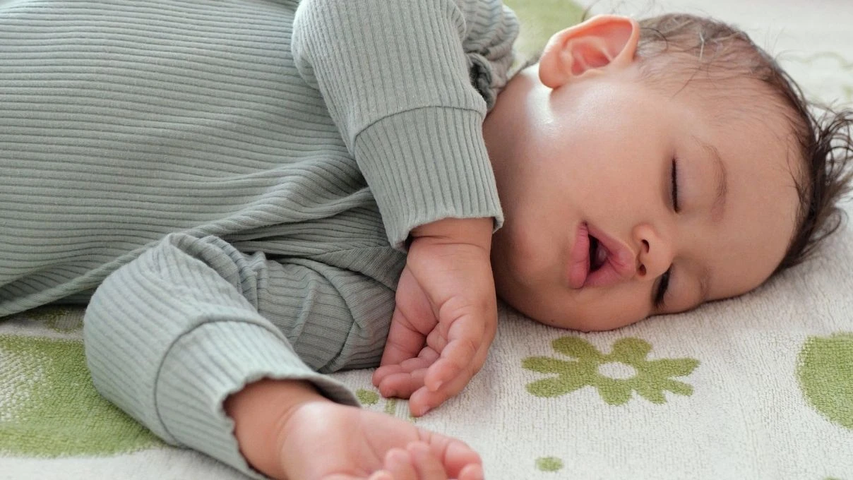 Annelerin yaptığı uyku hatası! Bebeklerin uyku düzenine dikkat