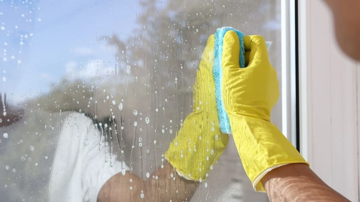 Yağmur damlası lekesine izin vermiyor! Cam silerken dikkat etmeniz gerekenler