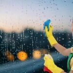 Yağmur damlası lekesine izin vermiyor! Cam silerken dikkat etmeniz gerekenler