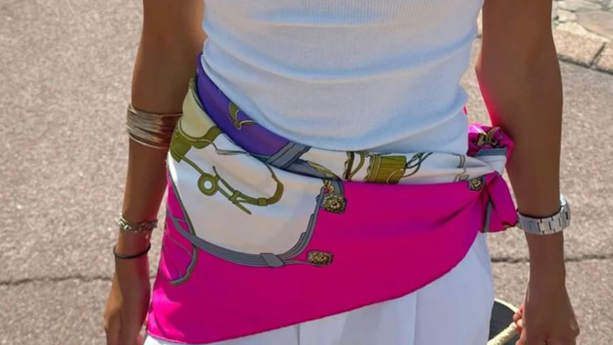 Geniş eşarplarla artık bambaşka kombinler yapabilirsiniz! 2026 yılına damga vuran bel kısmına eşarp bağlama akımı 4 esarp 1 1