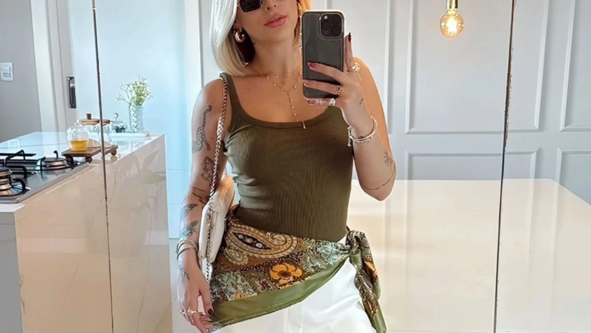 Geniş eşarplarla artık bambaşka kombinler yapabilirsiniz! 2026 yılına damga vuran bel kısmına eşarp bağlama akımı 6 esarp 2 1