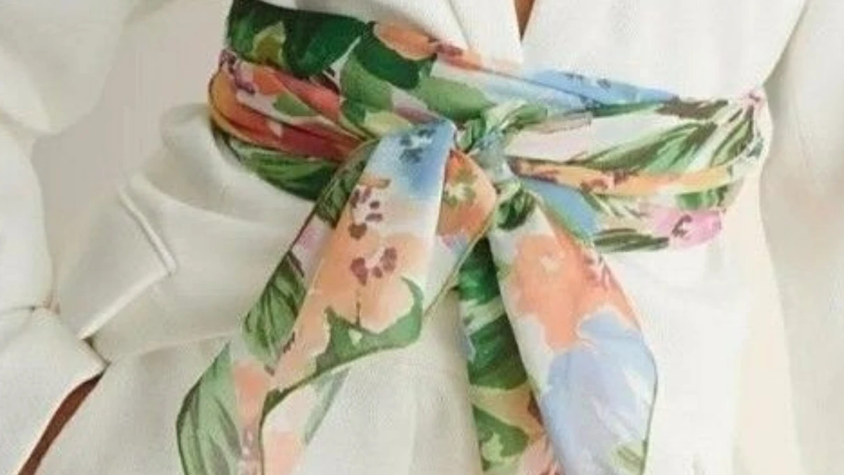 Geniş eşarplarla artık bambaşka kombinler yapabilirsiniz! 2026 yılına damga vuran bel kısmına eşarp bağlama akımı 7 esarp 4 1