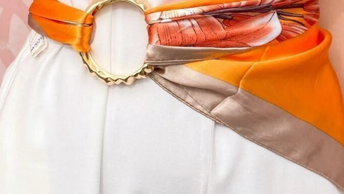 Geniş eşarplarla artık bambaşka kombinler yapabilirsiniz! 2026 yılına damga vuran bel kısmına eşarp bağlama akımı 5 esarp 6 1