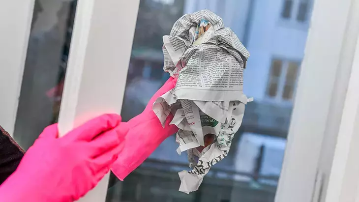 Bir eski gazete sayfası bir sirkeli su! İşte aynalar ve camların en eski temizlik yöntemi 8 gazete 6