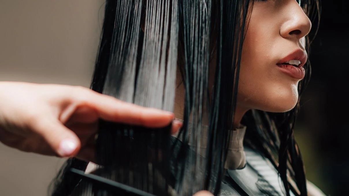 Saçlardaki elektriklenmeyi 2 kat azaltacak! Uyumadan önce sürün 4 Saçlardaki elektriklenmeyi 2 kat azaltacak! Uyumadan önce sürün