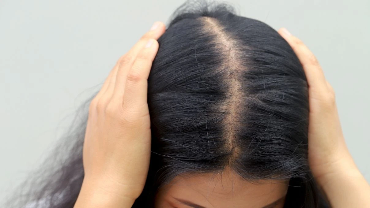 Saç diplerini güçlendirir koparak dökülmeleri azaltır! Evde denemeyi unutmayın